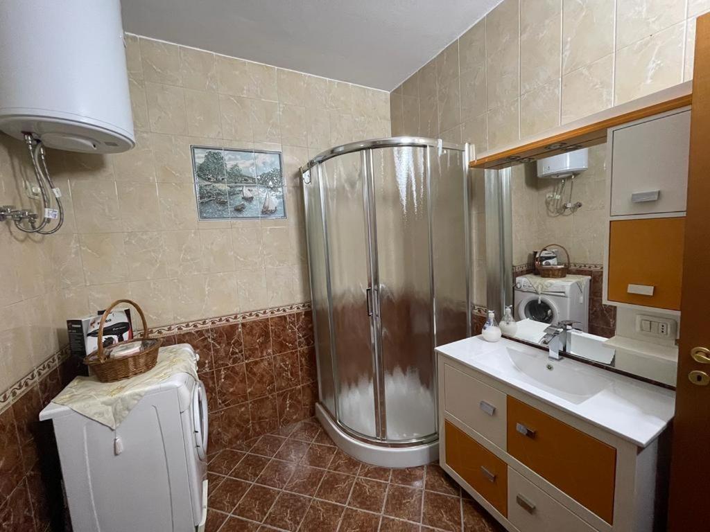 Apartament Cozy 1-bedroom Near The Center Of Tirana.